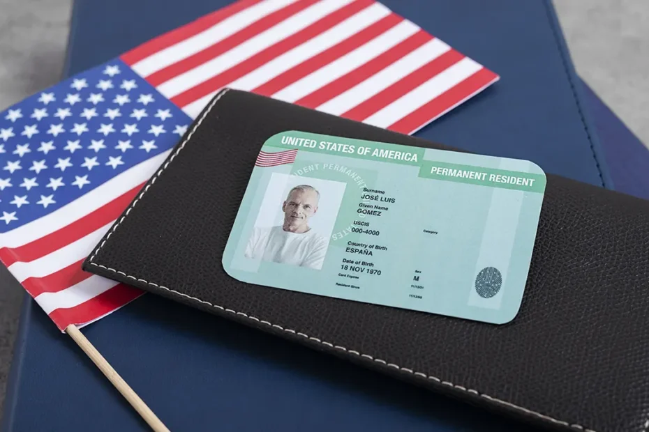 Imagem de um cartão de residência permanente dos Estados Unidos sobre uma bandeira americana. Excelente para entender os tipos de visto americano.